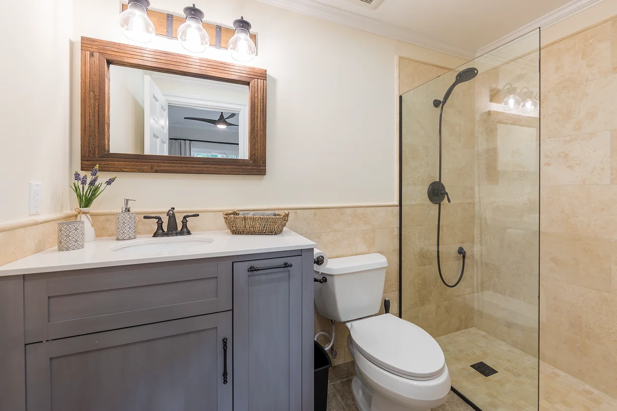Ocean Muse: En-suite bathroom