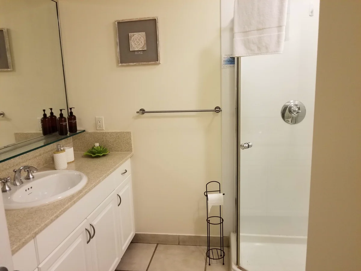 Ocean Melody: Second bathroom