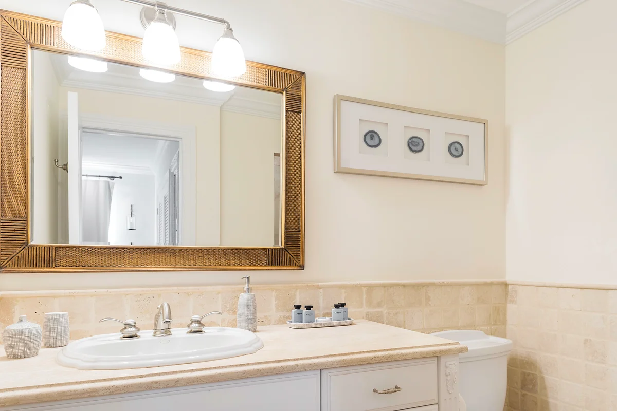 Ocean Sonata: Twin bathroom (upper level)